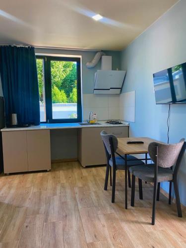 eine Küche mit Tisch und Stühlen in einem Zimmer in der Unterkunft жули in Gonio