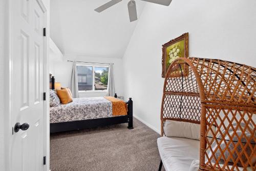 a bedroom with a bed and a window at Birdies & Bikes at Fairway 45 in Bella Vista
