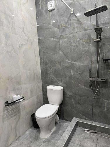 ein Badezimmer mit Toilette und Dusche in der Unterkunft BruD ԲՐՈՒԴ in Debed