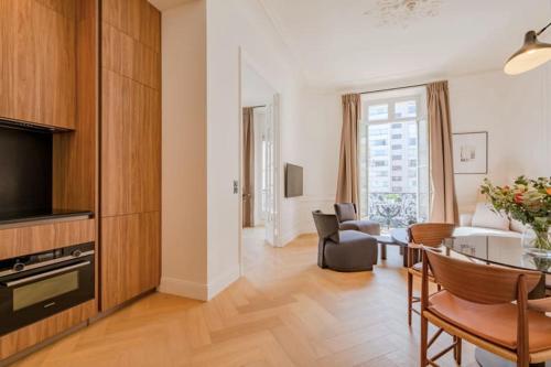 La Guitare 22 - Spacious 1 BR apartment in the center of Cannes, right behind Grand Hotel
