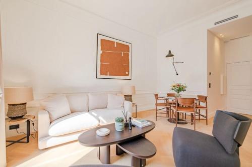 La Guitare 22 - Spacious 1 BR apartment in the center of Cannes, right behind Grand Hotel