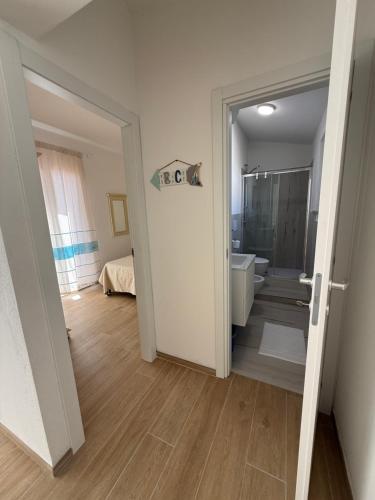 a room with a bathroom with a tub and a toilet at Residence Le Onde in Badesi