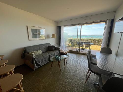 Appartement T2 RDC avec Jardinet et Accès Direct Plage, Parking Sécurisé, Proche Commerces