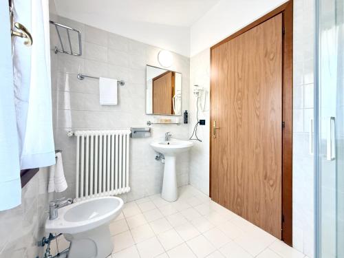 ein weißes Badezimmer mit Waschbecken und Toilette in der Unterkunft Hotel Gran Casa in Oderzo