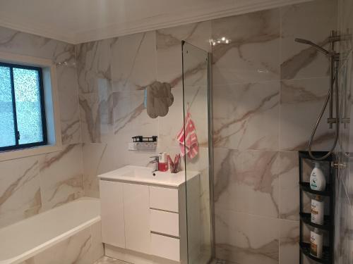 a bathroom with a shower and a sink at Dubbo Farm in Dubbo