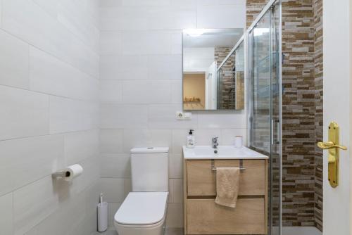 ein weißes Badezimmer mit Toilette und Waschbecken in der Unterkunft Apartamento Morriña in Brion