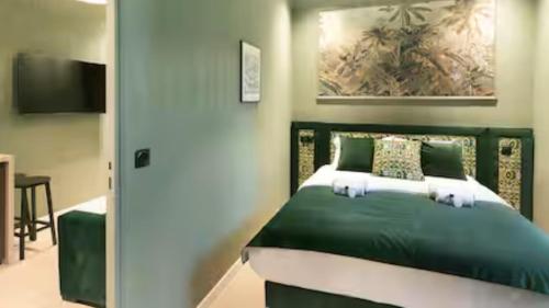 Chic & Cosy Suite Steps from Saint Germain