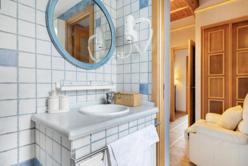 a bathroom with a sink and a mirror at Acogedor chalet rústico in Cambre