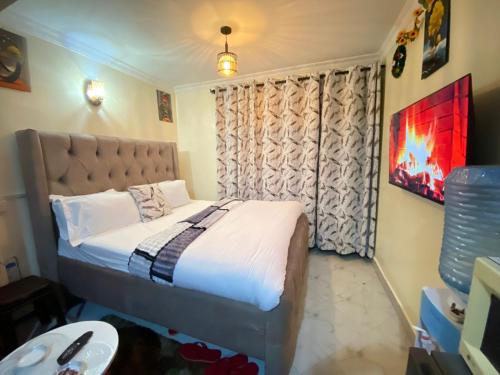 a bedroom with a bed in a room at Happy Homes Airbnbs- Kikuyu in Nairobi