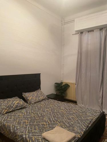a bedroom with a bed and a window at Layna in El Mouradia