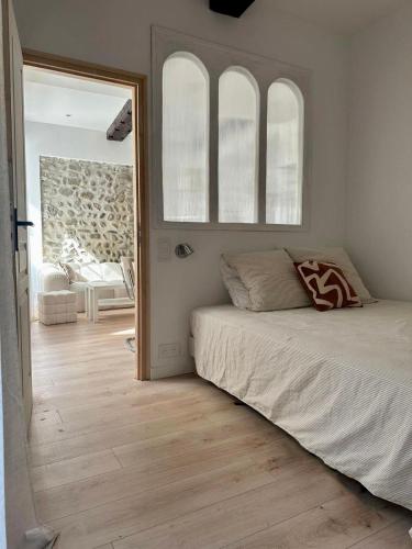 a bedroom with a bed and a large mirror at Le Petit Palais, en hyper centre de Valence in Valence