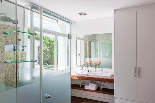 Gallery image of CUBE Guest House in Hout Bay