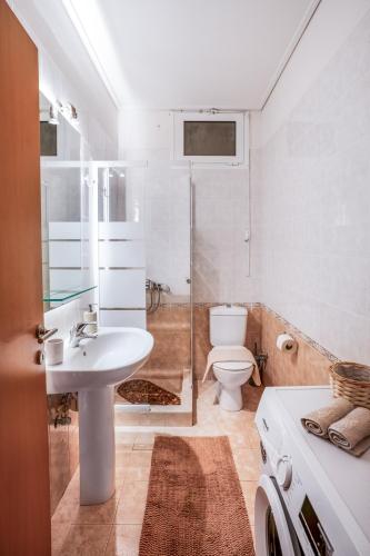 a bathroom with a sink and a toilet and a shower at Βίλα Λαγονήσι in Kalívia Thorikoú