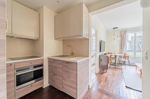Saint-Germain-des-Prés Elegant Paris Apartment