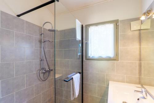 a bathroom with a shower and a sink at Chalet confort 4 piscine partagée in Les Vans