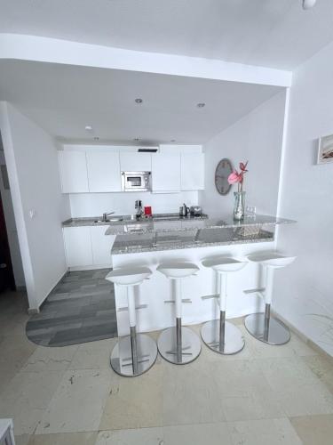 Estepona Port Apartment - Sea Views, Sleeps 6