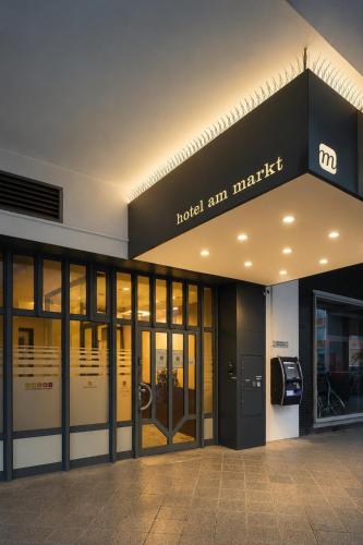 a building with a sign that reads hotel air market at Hotel Am Markt in Karlsruhe