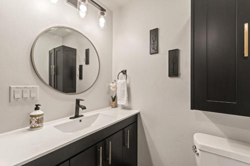 ein Badezimmer mit Waschbecken und Spiegel in der Unterkunft Baker Loft 201 in Whitefish