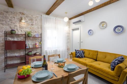 Violet Palace Apartment
