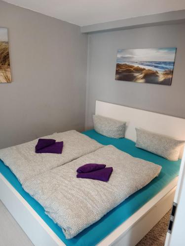 a bedroom with two purple pillows on a bed at Stadtnest Katharine in Flensburg