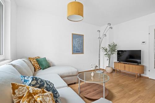 Modern Apartment with Balcony, FREE Parking - U1 Metro