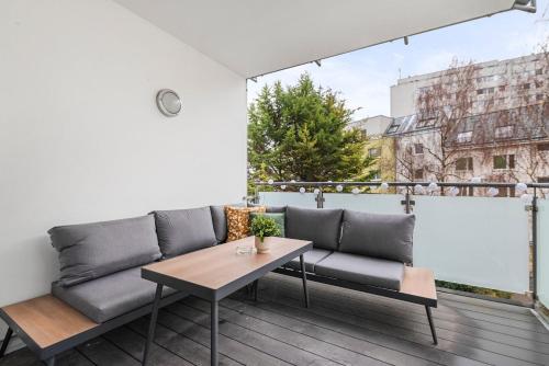 Modern Apartment with Balcony, FREE Parking - U1 Metro