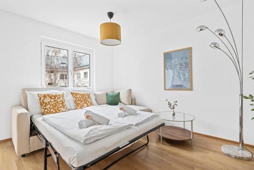 Modern Apartment with Balcony, FREE Parking - U1 Metro