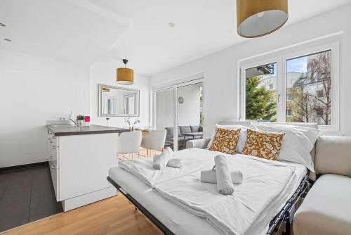 Modern Apartment with Balcony, FREE Parking - U1 Metro