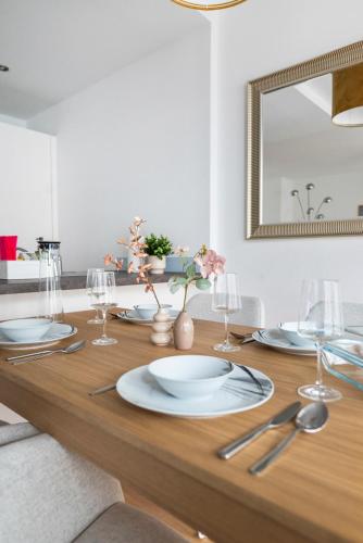 Modern Apartment with Balcony, FREE Parking - U1 Metro