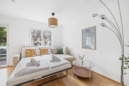 Modern Apartment with Balcony, FREE Parking - U1 Metro