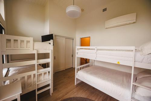 a small room with two bunk beds in it at Saratoga Beach Villa 6 in Oyster Bay