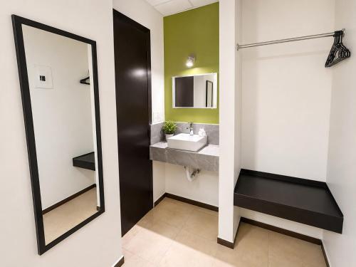 un bagno con lavandino e specchio di Hotel Plazha Express a Tuxtla Gutiérrez