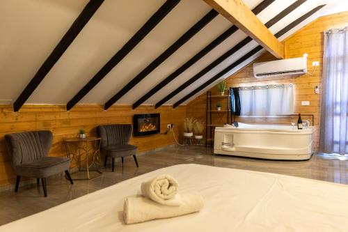 a room with a bed and a bath tub at אחוזת שרון in Elifelet