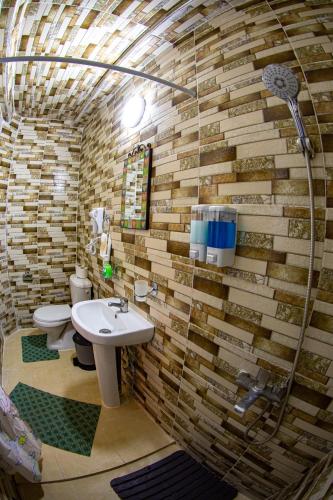 ein Badezimmer mit zwei Toiletten und einem Waschbecken und einer Dusche in der Unterkunft RIAD HIKAYA - Born of History in Fès