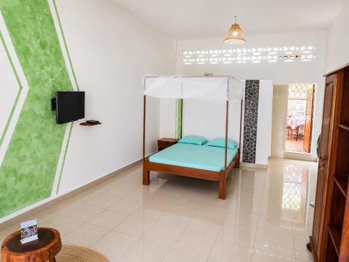 a room with a swing in the middle of a room at Studio Poivre - Séjour tropical à Nosy Be in Madirokely