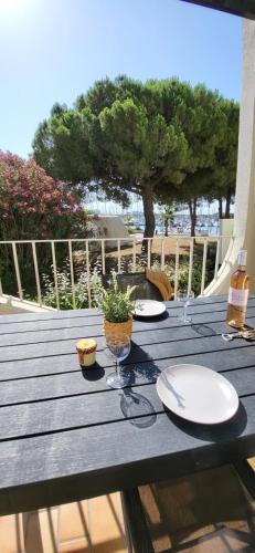 Terrasse quai du port de plaisance
