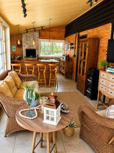 a living room with a table and a kitchen at Cabana Liberdade in Rio dos Cedros