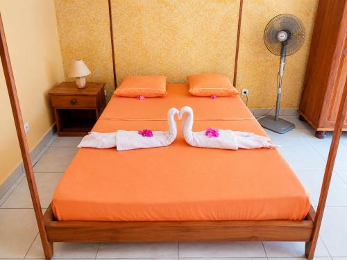 two swans towels on a bed in a room at Studio Ylang - Vue mer & détente à Nosy Be in Nosy Be