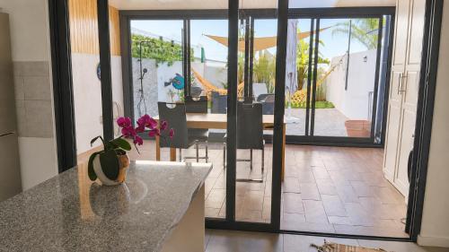 Casa Elegante V3 Moderna 2 Suítes, Jardim e Garagem Privados