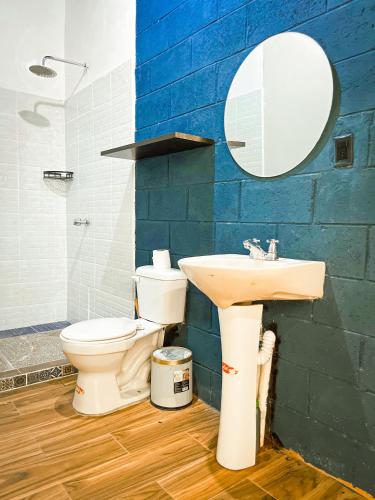 a bathroom with a toilet and a sink at Suite Quelepa San Miguel in Quelepa