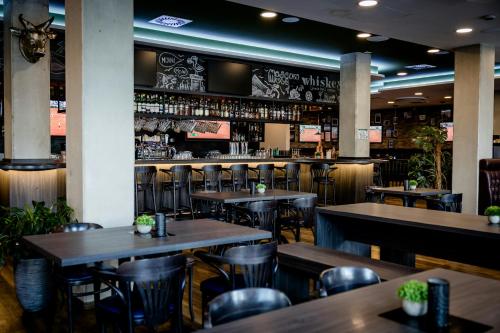 a restaurant with tables and chairs and a bar at Hotel Kiel-Schwedenkai in Kiel
