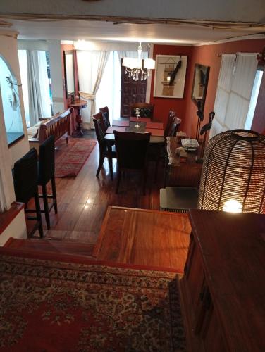 a living room with a table and a dining room at Casa 3 dormitorios estacionamiento Heriberto Ortiz in Santiago