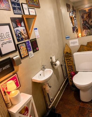 a bathroom with a toilet and a sink at Les chambres atypiques de Nico Bush - Parking sécurisé vélos in Tournai