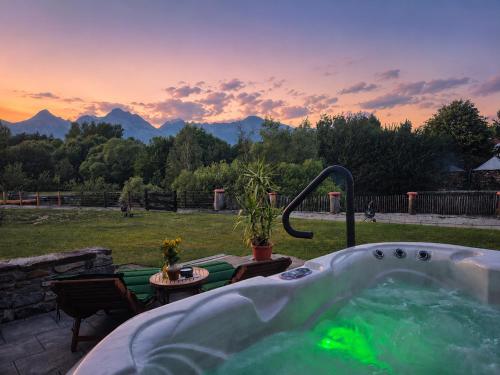 a jacuzzi tub with a view of a mountain at Penzión Daria in Batizovce