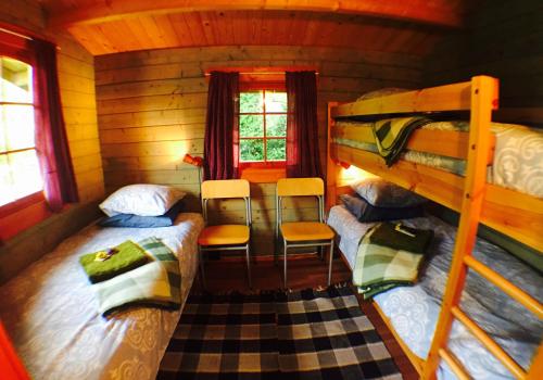 a bedroom with two bunk beds in a cabin at Kuivastujaani in Kuivastu