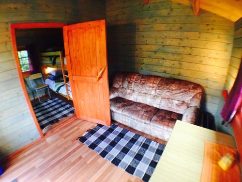 a room with a couch in a log cabin at Kuivastujaani in Kuivastu