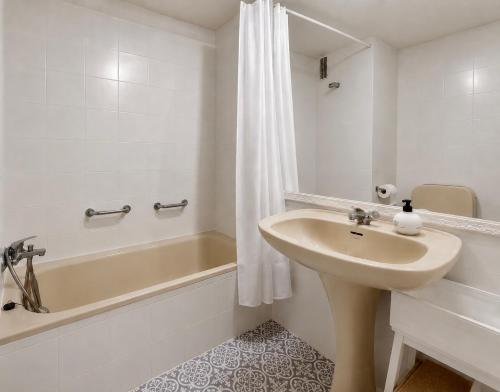 Apartamento con Terraza en el Corazón de Marbella Centro