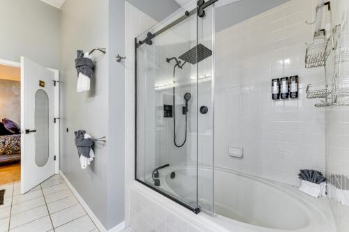 Luxe 4BR Villa Near Disney: Private Pool & Lanai photo 26