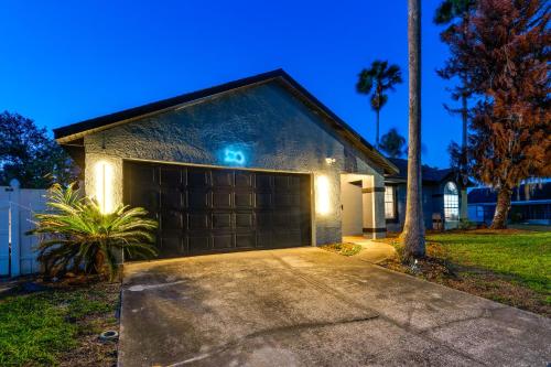 Luxe 4BR Villa Near Disney: Private Pool & Lanai photo 35