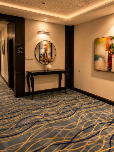 a hallway with a large mirror on the wall at فندق فصل الصيف امان - المنسك in Abha